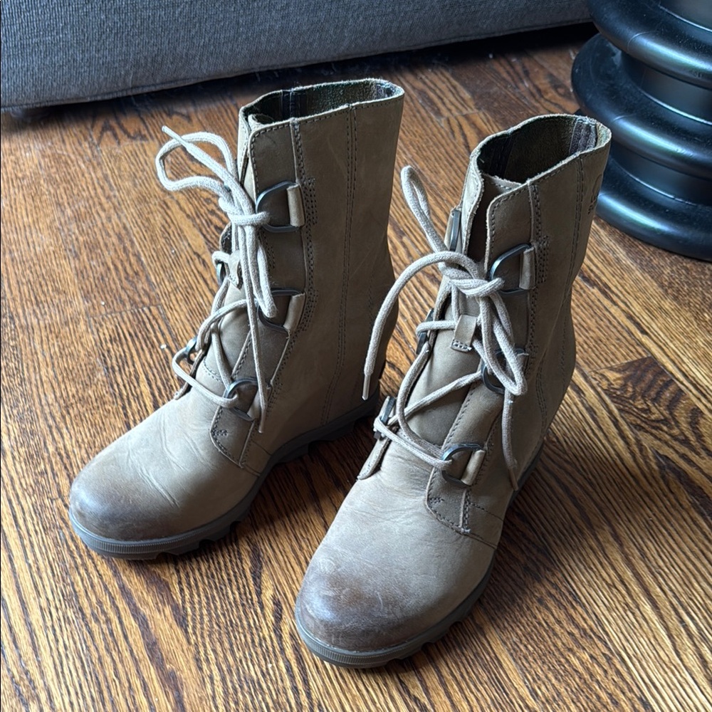 B5 Sorel Women's 7.5 Tan Lace-Up Wedge Heel Boots